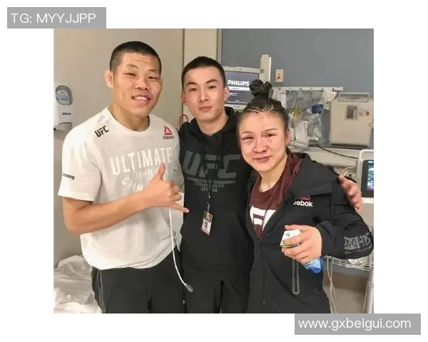 张伟丽与足球明星亲密合影展现运动员友谊与拼搏精神的精彩瞬间